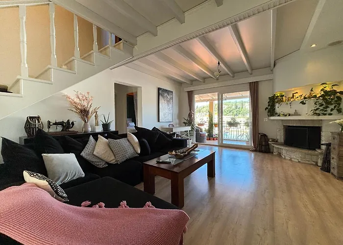 Virginia's Penthouse * Kassiopi